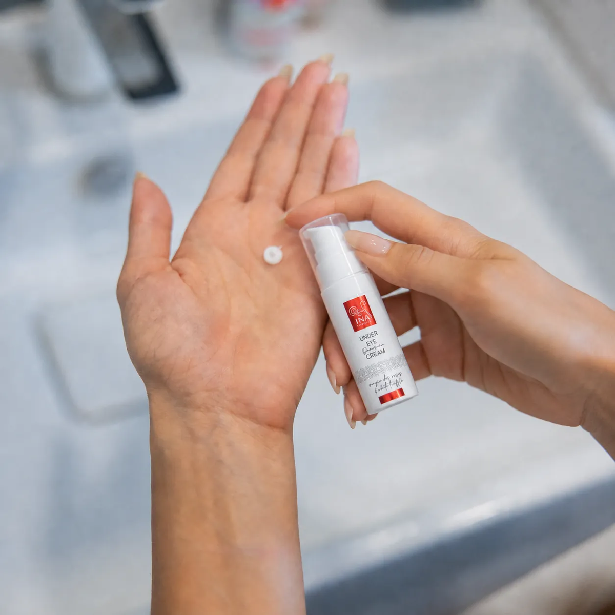Paso de la aplicación correcta de la crema contorno de ojos Rose Eye Lift